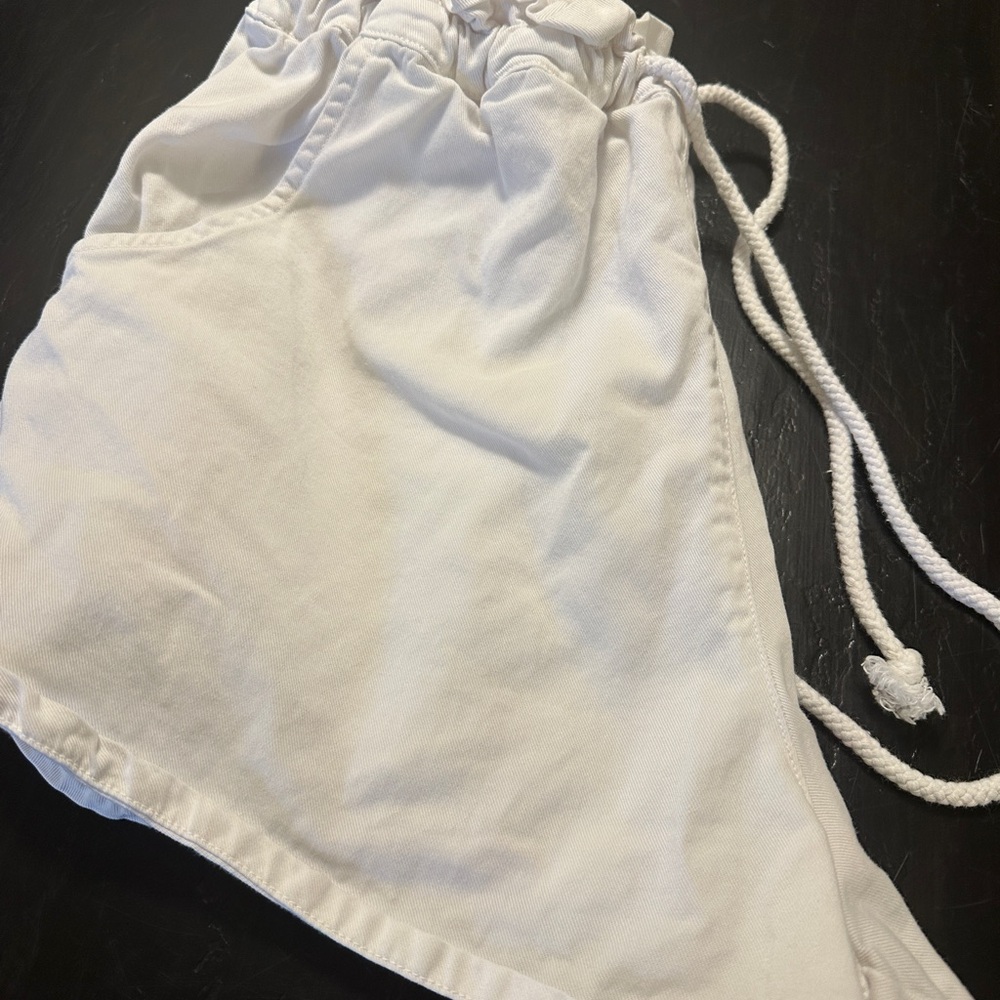 XiRENA Crisp White Shorts with Ruffle Waist